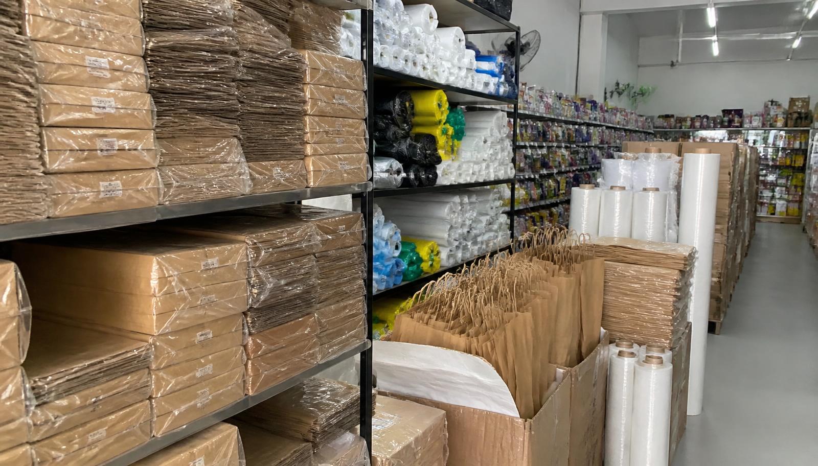 Sacolas de papel, bobinas e caixas de embalagem na loja Tuttipel