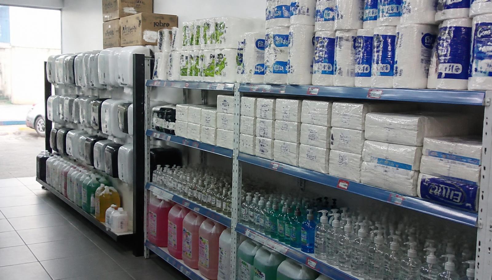 Prateleiras com papel higiênico, papel toalha e sabonete líquido